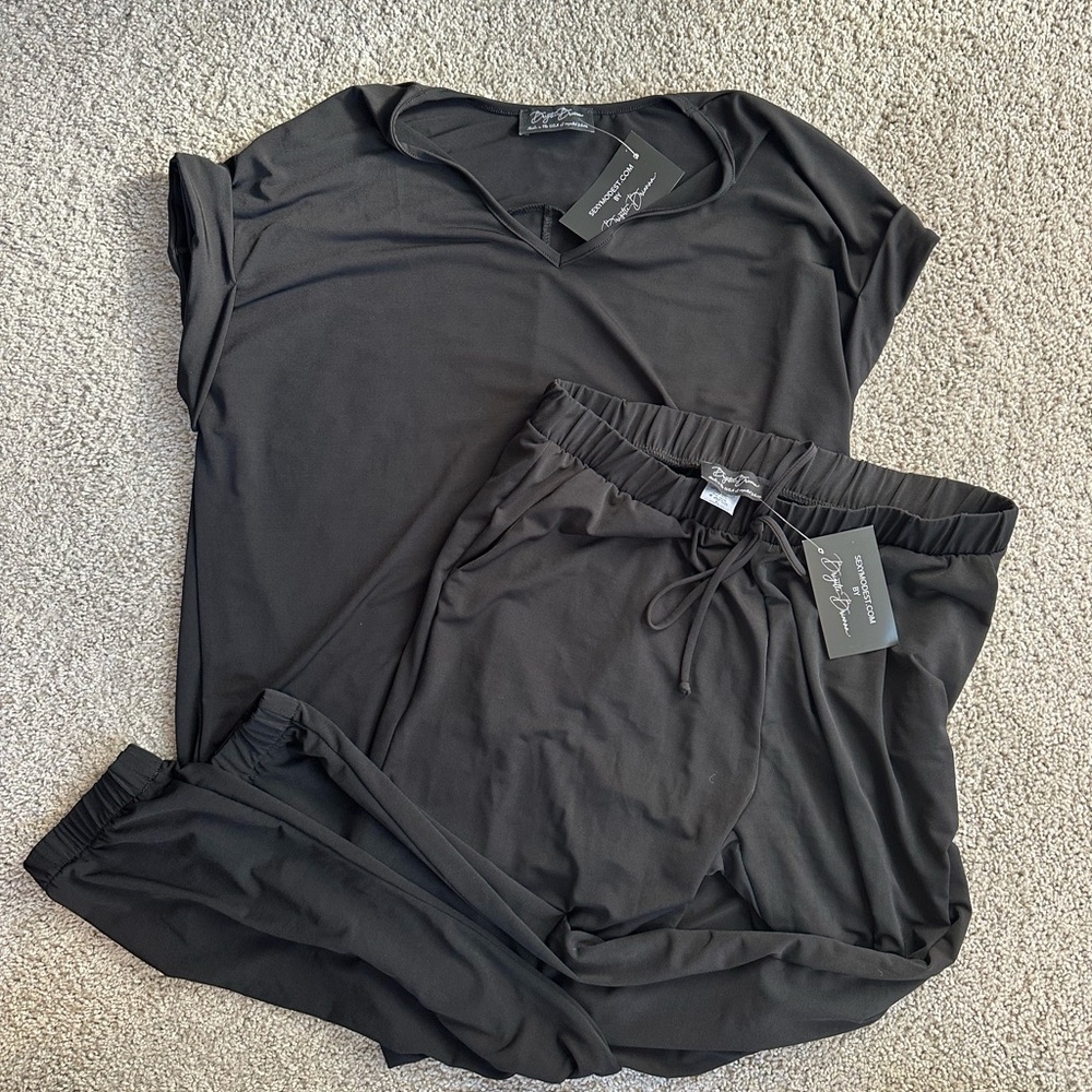 Women’s black travel / lounge set TOP + JOGGERS
Brigette Brianna